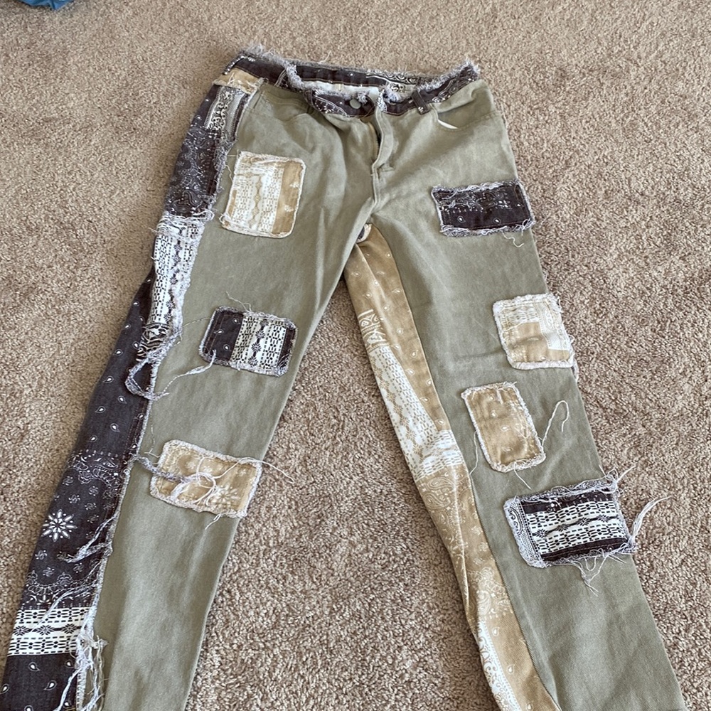 Distressed boyfriend jeans, in a bandanna pattern.